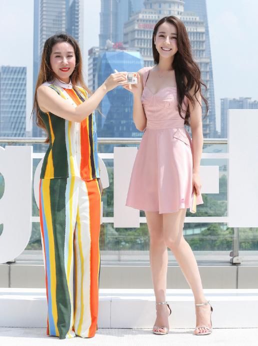 迪丽热巴穿粉色低胸连衣裙，秀迷人事业线，网友：终于敢穿了！