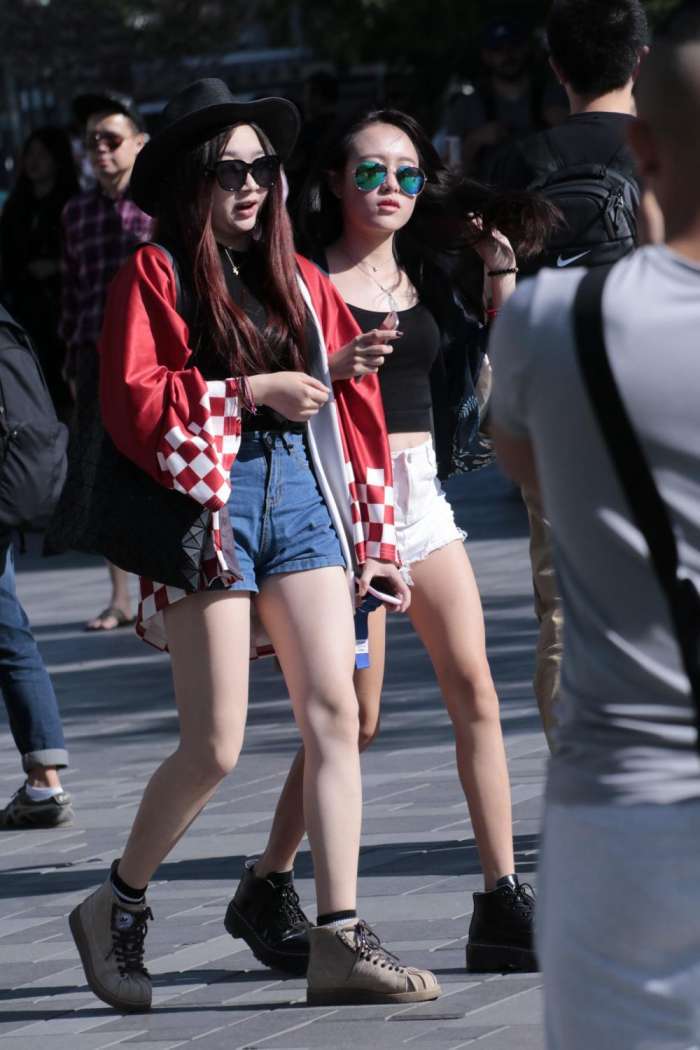 街拍: 时尚两姐妹逛街狂秀美腿, 夏天的味道越来越浓了