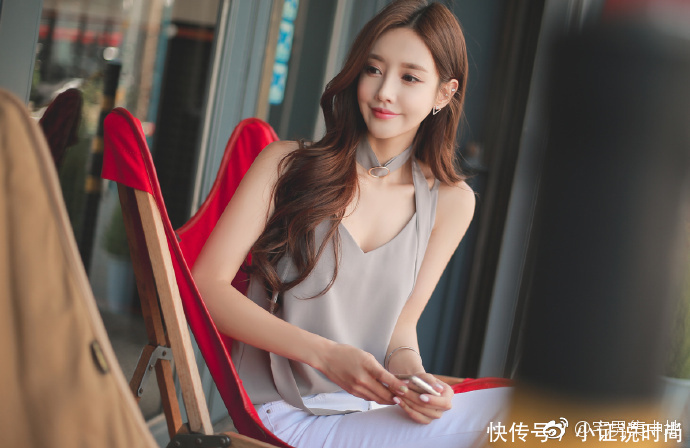 街拍:孙允珠清新脱俗,凸显妹子不俗青春活力!