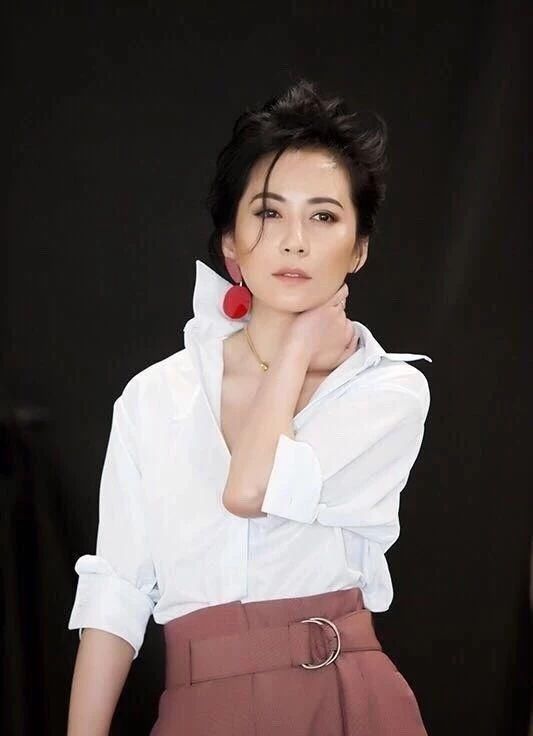 47岁俞飞鸿未婚又怎样?20岁的脸，2米8气场的衣品，活得比谁都好