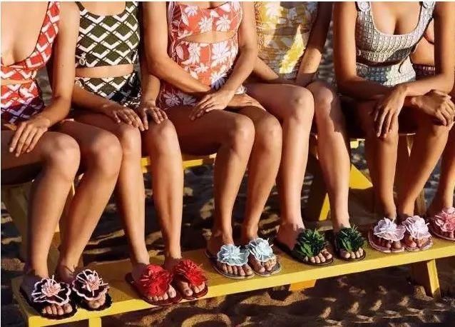 舒适、时尚、显腿长!这个夏天，时髦界都在pick澡堂拖!