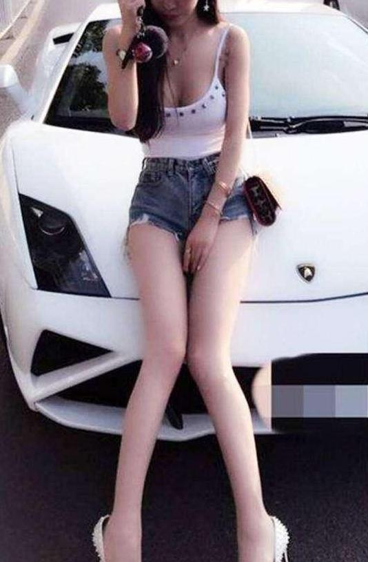 街拍: 看到图一舍不得翻, 图二更是令人着迷, 图五无法形容