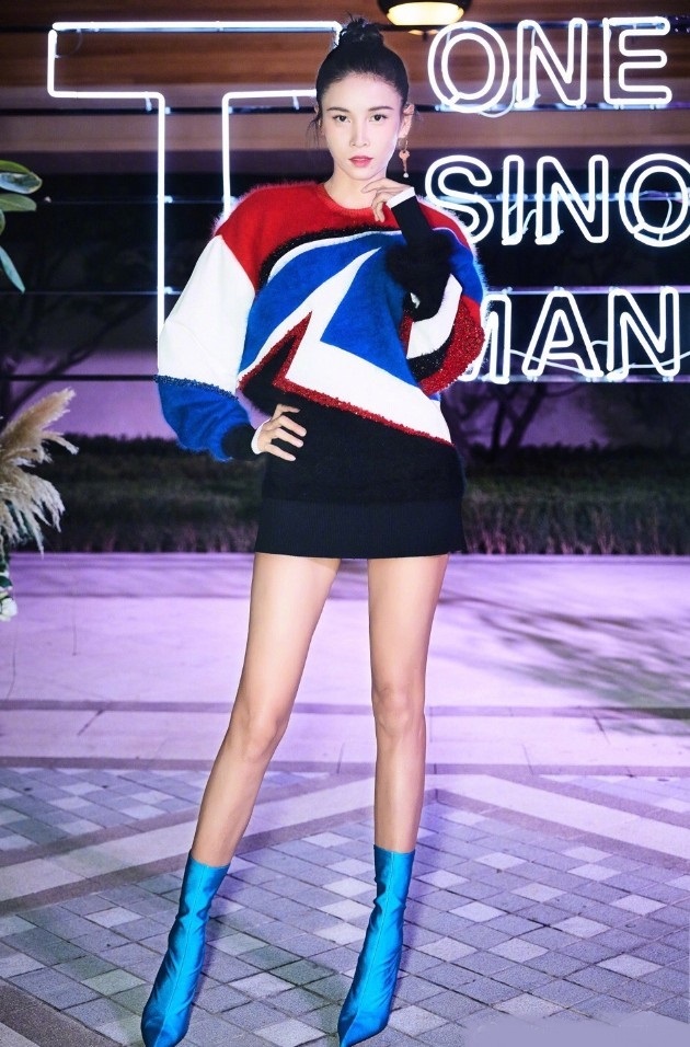 唐嫣的长腿算什么？当看到张蓝心这双腿，才知道什么叫“腿精”！