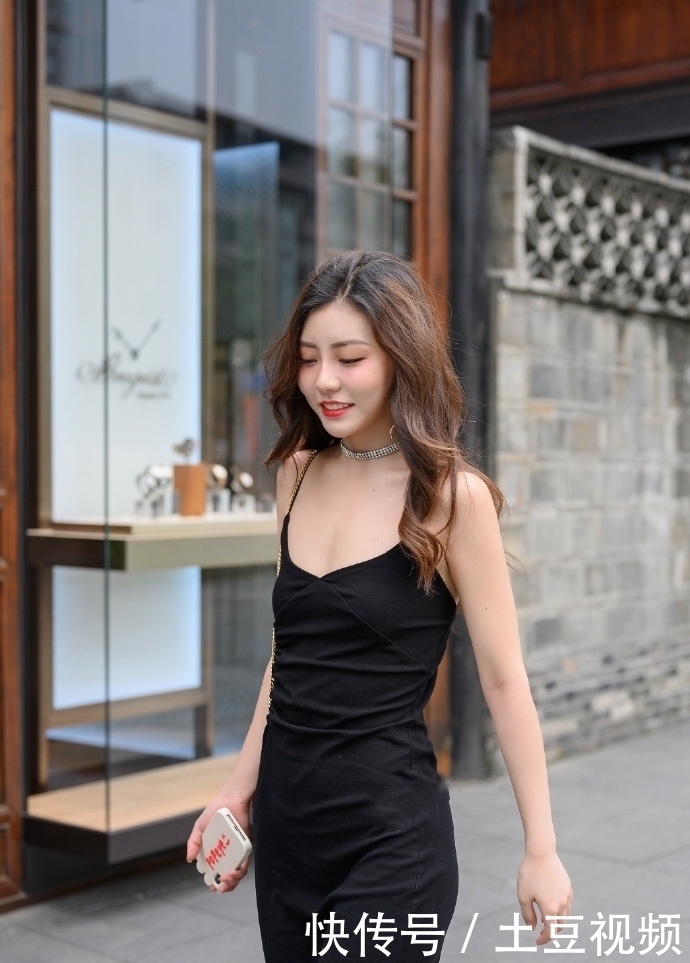  [栗子]美女的眼妆很明显，和栗子色的卷发搭配起来很耐看