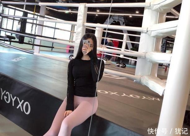 【美女】街拍成熟优雅的紧身打底裤美女,塑造出完美的腿部曲线