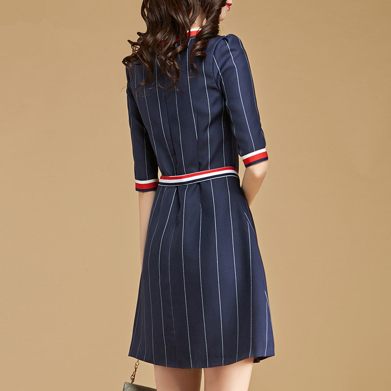 秋天别再裙子配打底裤，土的不行，这样穿连衣裙，美的不能再美了