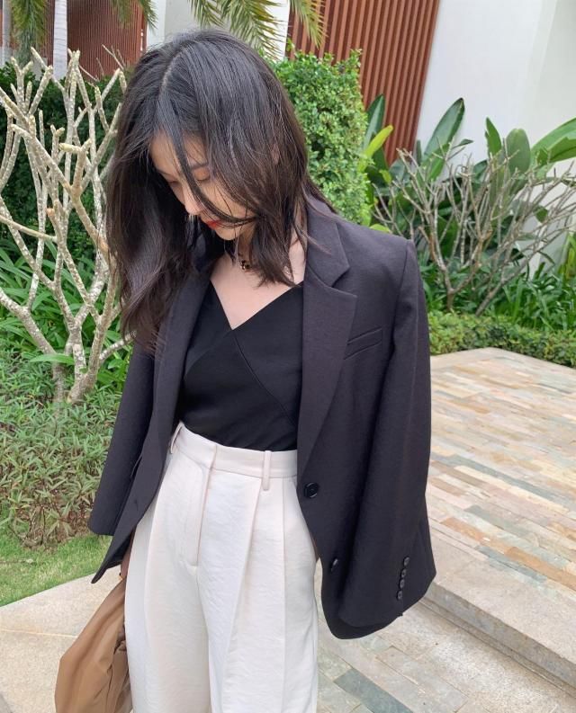  米白色■时尚潮流简洁的春天穿搭，不一样年龄层都合适，平时穿衣服已不愁