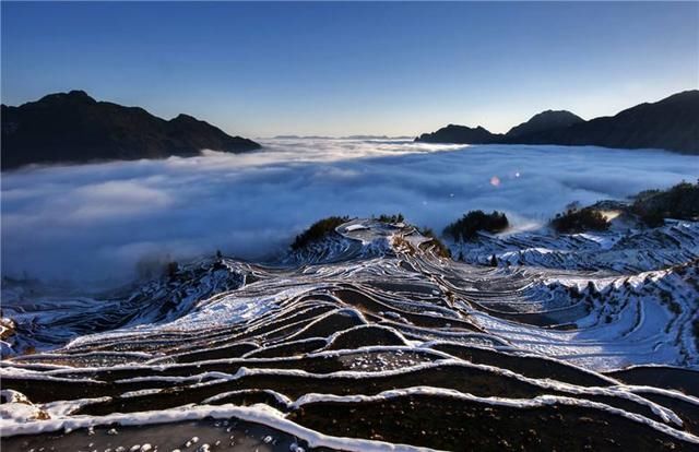 云和山川万千,大地如云海连绵,当最美梯田与雪景相遇