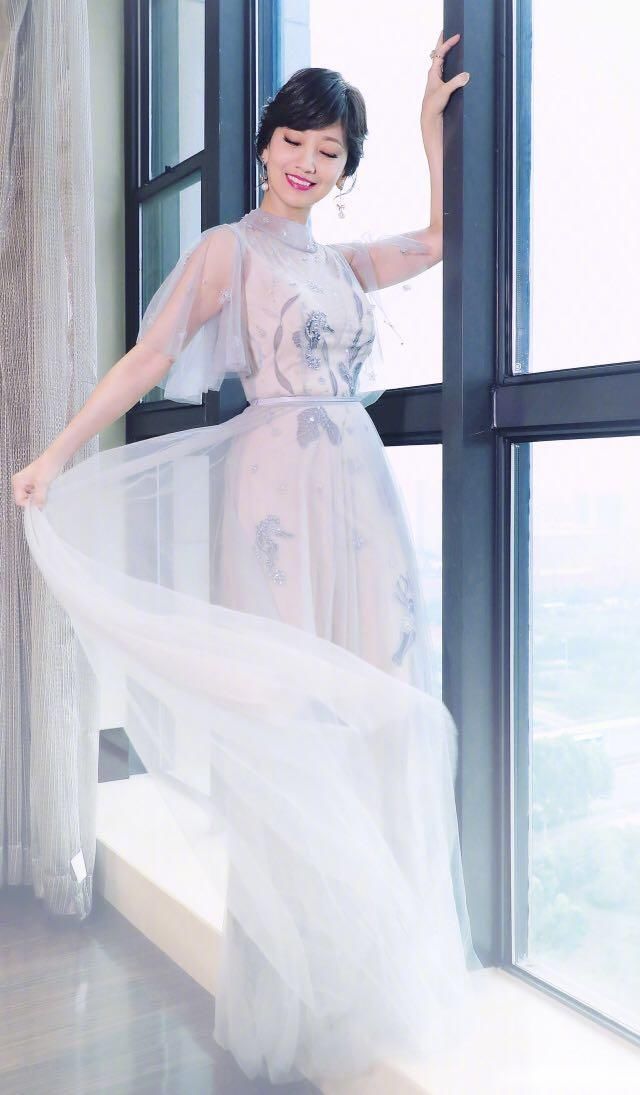 赵雅芝穿衣也太大胆了,轻纱长裙接近透视,网友:黄锦燊能驾驭吗