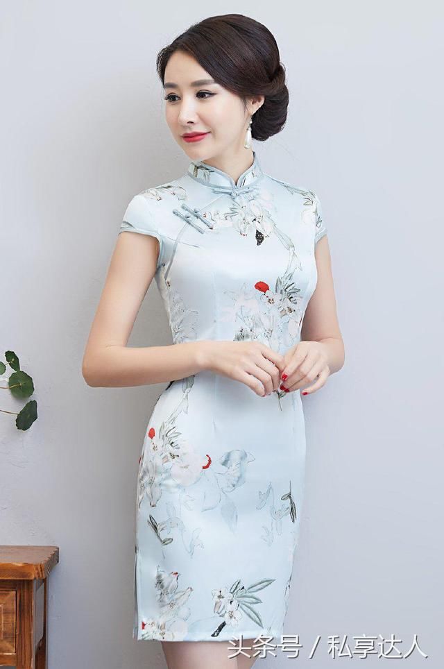 楚楚动人的短款旗袍裙，更显玲珑曲线美
