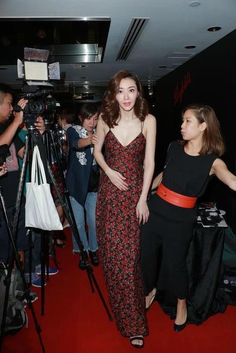 熊黛林身材好就是任性，俗气的吊带裙穿的如此高级，女人味十足！