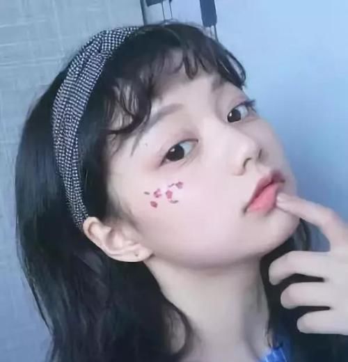  「面部看上去」大牌衣服穿在你身上总被说俗气，面部的这些特征，决定了你的气质