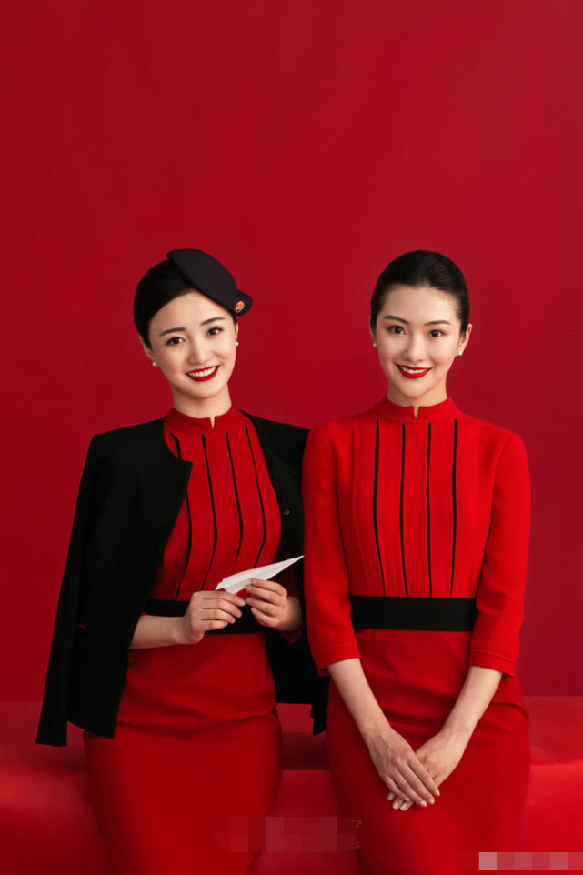 川航空乘小姐姐第7代制服定妆照出炉，美翻全场，网友：恍恍惚惚