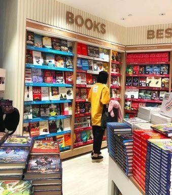 许晴素颜路人装扮现身书店，毫无“星味”!网友:气质感没了?