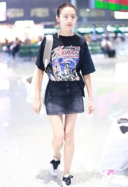 两位“富察皇后”同戴链条眼镜，一个嫩成少女，一个戴成老花眼镜