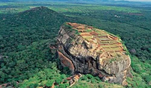 200多米的巨石上，有一座神秘宫殿，被赞誉为世界第八大奇迹