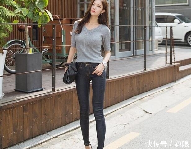 「女性」长得好看,身材紧致的女孩子,搭配牛仔裤,彰显独特魅力!