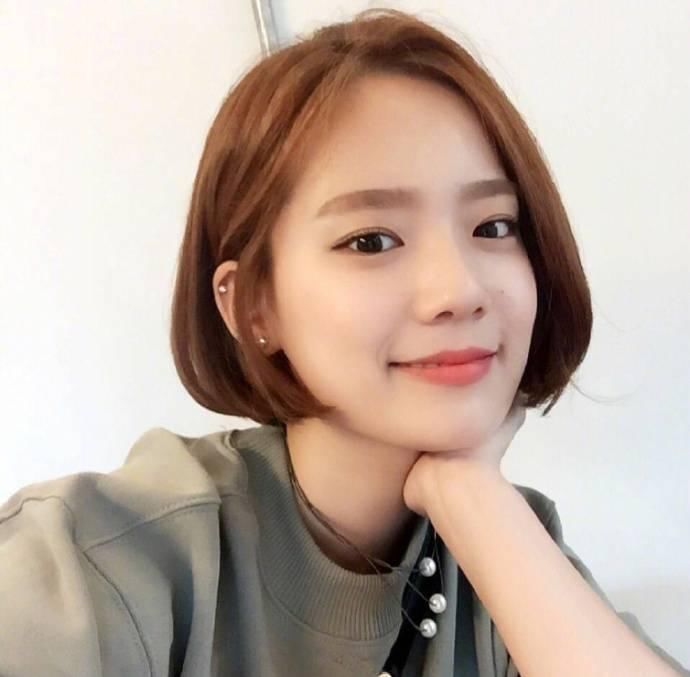 哪些发型对于女生来说是最百搭的，而且还能显脸小?