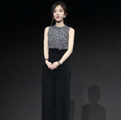 冯提莫再次引发争议，居然敢这样穿衣，网友：想尽办法！