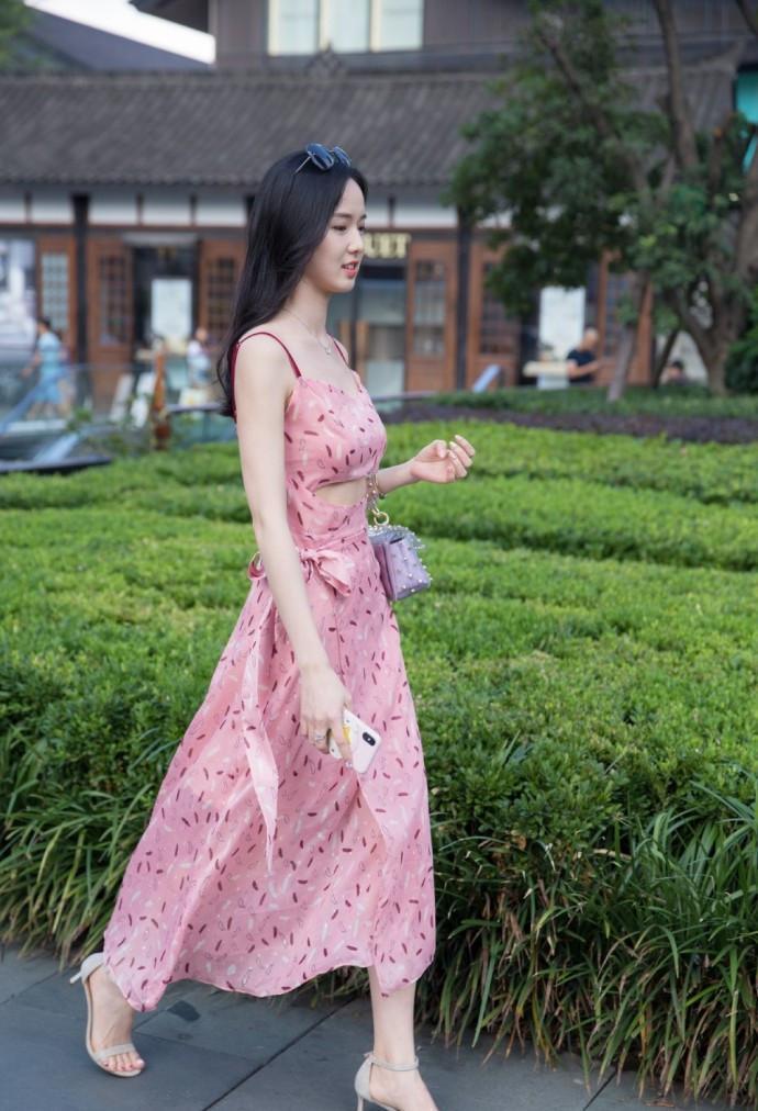 路人街拍：粉色吊带连衣裙好美，高挑身材皮肤白皙的小姐姐更美