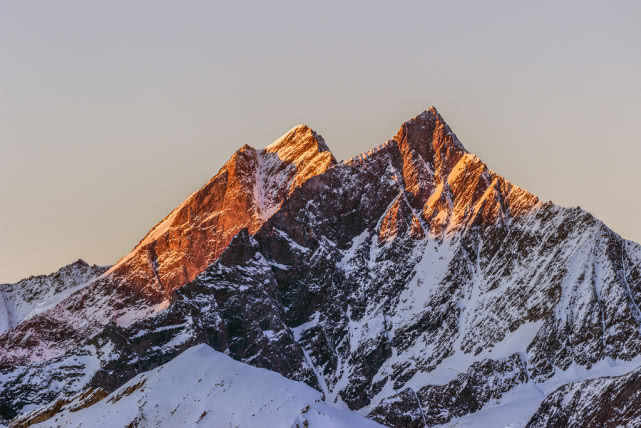 这座山峰每年吸引了各个国家的游客,风景美到让人窒息!