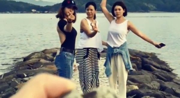 蔡依林与闺蜜在河边游玩一转身暴露性感小心机，黑色T恤好保守?