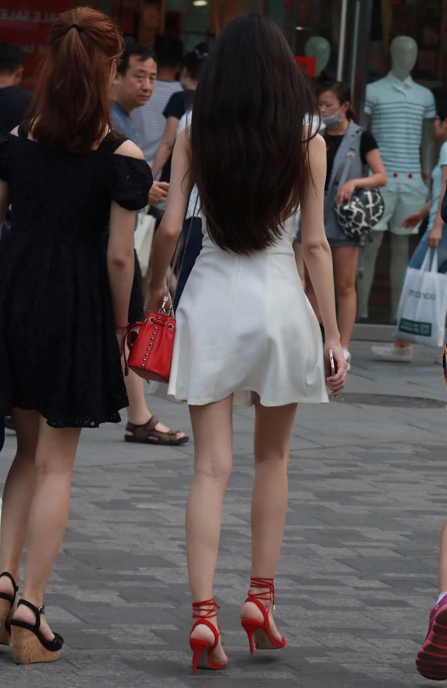 街拍：气质姐妹花优雅出街，黑白吊带裙形成鲜明对比