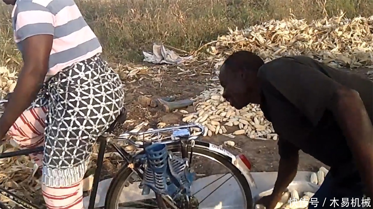 非洲小哥发明“自行车”剥玉米机，造价10元，一天剥5亩玉米