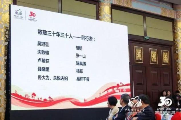 易烊千玺奖杯拿不过来