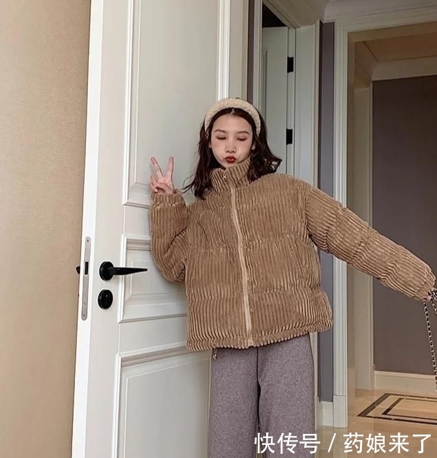  『妹子们』这年代了还不知道怎么搭配灯芯绒棉服？萌妹子进来，手把手包教会
