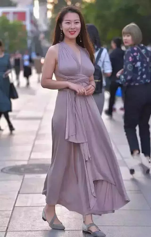 街拍:紧身晚礼服的气质辣妈,尽显迷人曲线