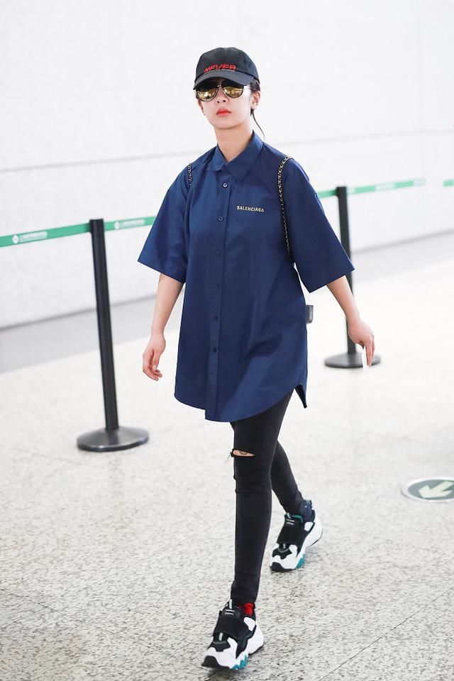 杨紫紧身的牛仔裤也穿得下，对自己真狠，网友：分手后瘦了