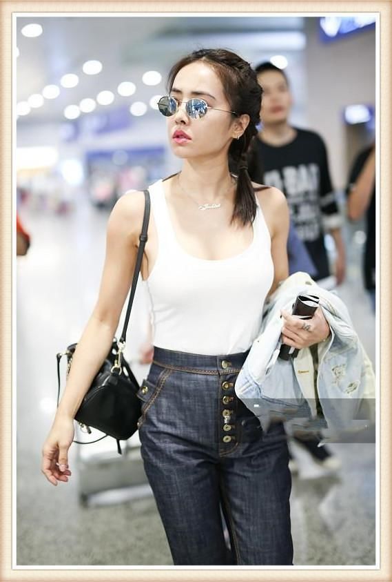 张韶涵86斤，蔡依林84斤，二人同穿小背心，干瘦丰腴差距一目了然