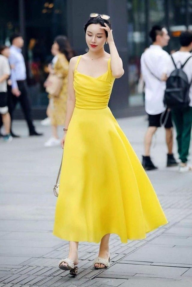 街拍:小姐姐吊带低胸v领连衣裙，非常有自己的小个性