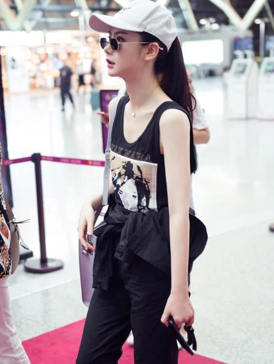 时尚辣妈戚薇穿背心亮相，身材扁平不分正反面，难怪人称七哥!