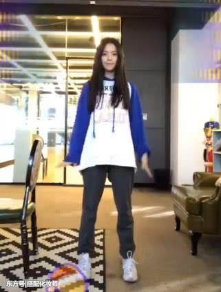 杨超越穿长裤了，真的是难得一见，终于不秀大长腿了？