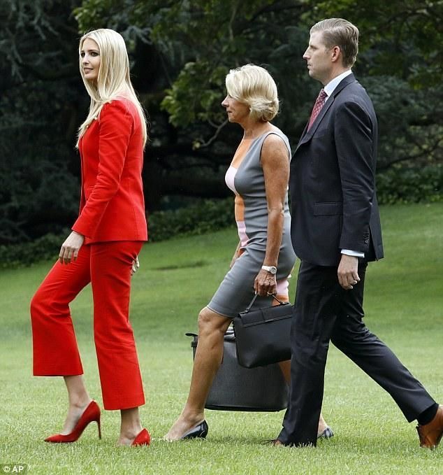 伊万卡赶往佛罗里达竞选集会，穿樱桃红西装和樱桃红高跟鞋