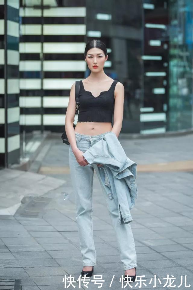 性感@街拍:美女一身旗袍搭配高跟鞋,让双腿若隐若现更加性感,美的无可方物