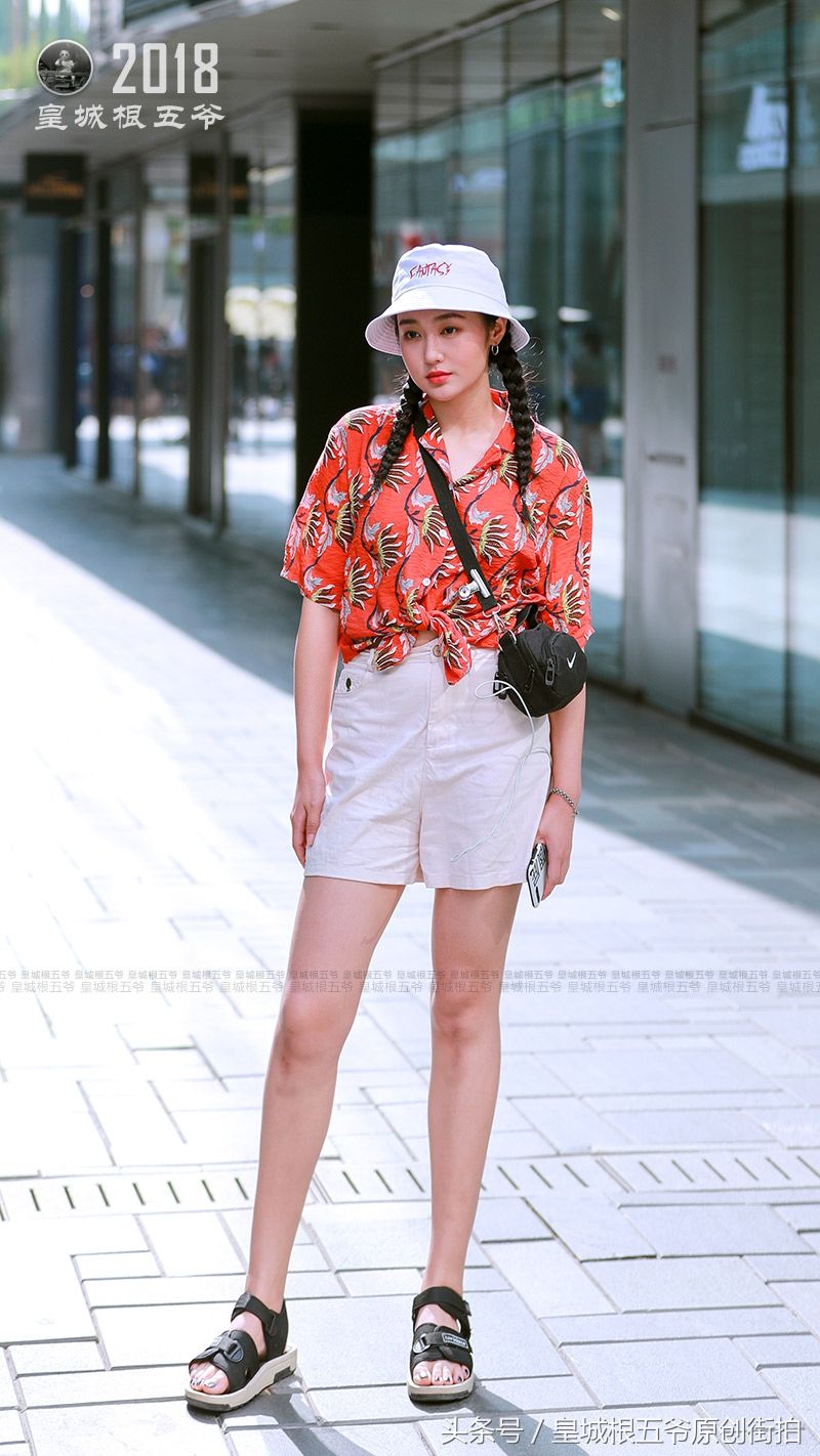 街拍:炎热的夏天女人穿衣就是应该多姿多彩的