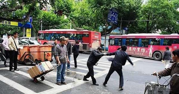 老人当街戳穿骗子骗局，竟被人掌掴暴，打成脑震荡 网友：嚣张！