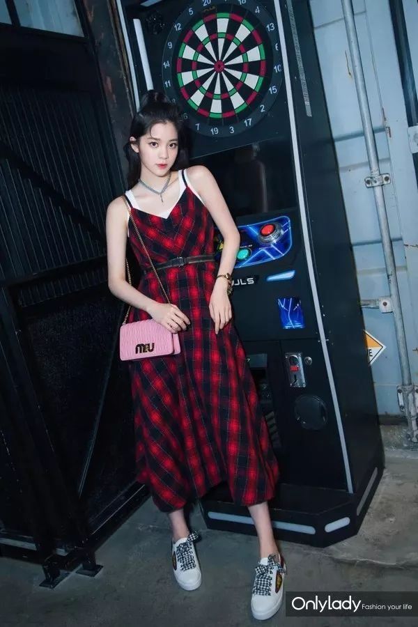 我最喜欢你什么样子?穿连衣裙的样子!