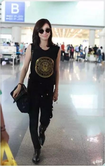 70后与80后撞衫灰色裙，网友:喜欢佘诗曼多一点!