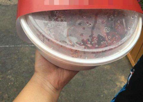 男子买99盒小龙虾求婚: 我用第一份工资买了你