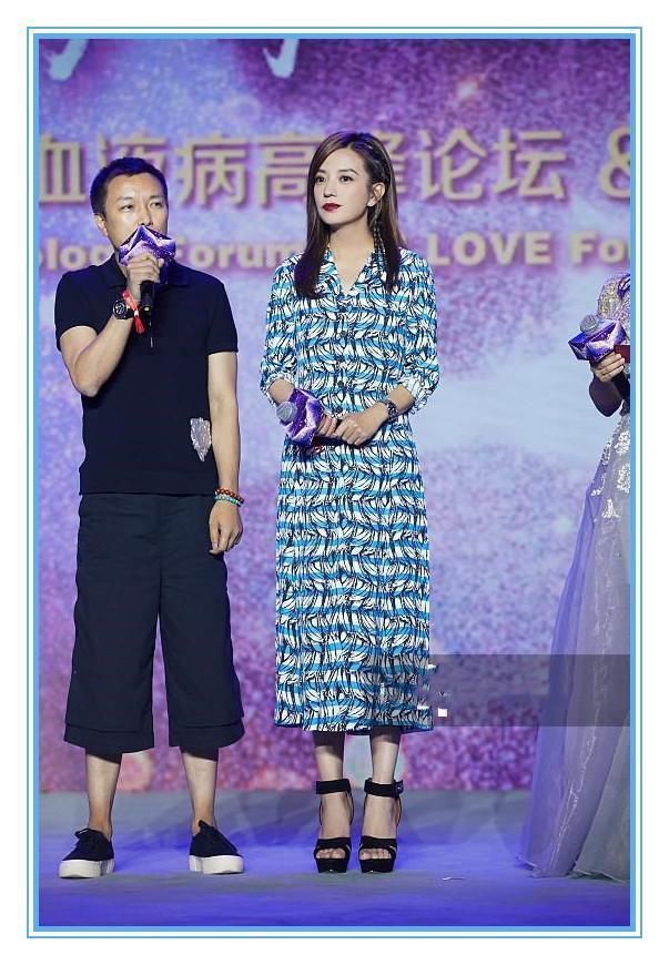 本以为42岁赵薇穿印花裙够嫩了，可看到63岁赵雅芝，我沉默了！