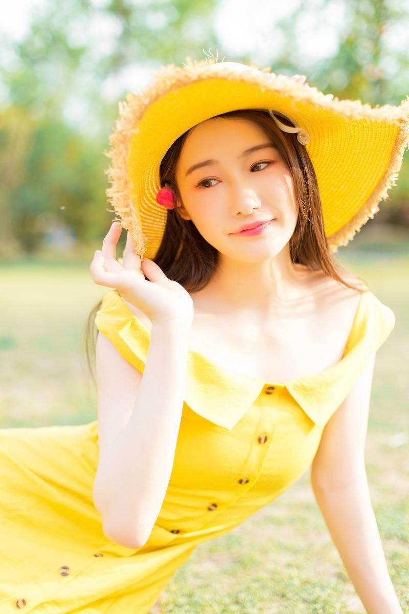 黄裙美女性感露肩户外写真图片