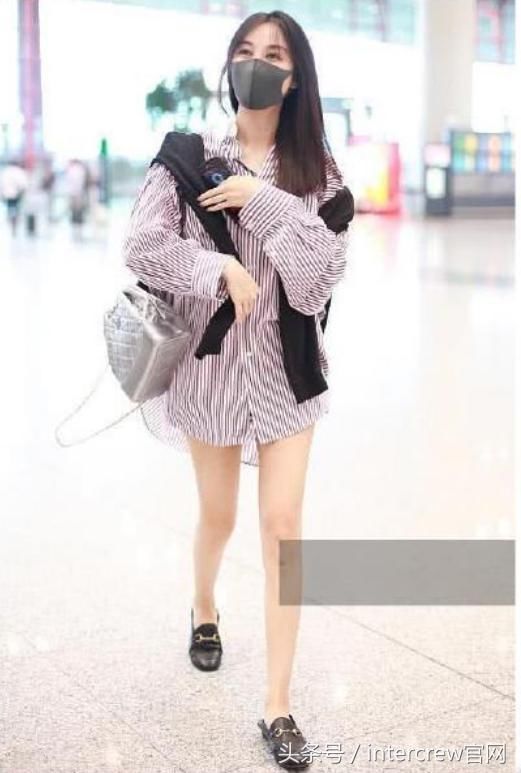 48岁莫文蔚真自信，穿男友衫撞上30岁李菲儿，网友：姜还是老的辣