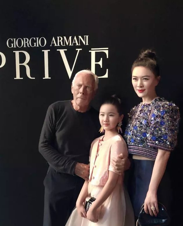 43岁田海蓉穿露腰装看秀,还脚踩一对20cm的细针,网友:看着都疼