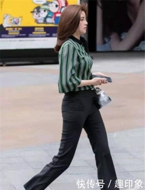  #妩媚#街拍美女黑色上衣配阔腿裤，身材苗条有致，妩媚又动人