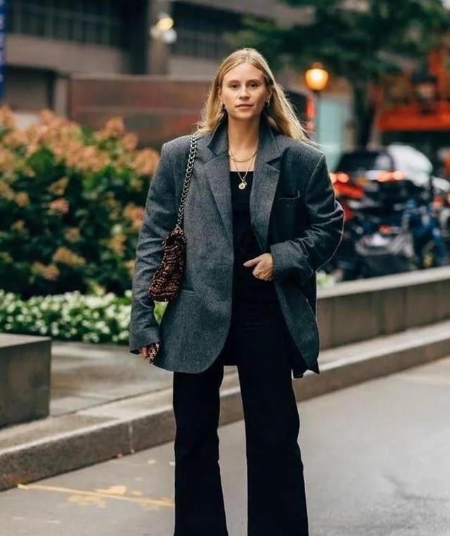  『女人』女人不管多大岁数，都别这样穿西装，尤其是第二种，特别显廉价