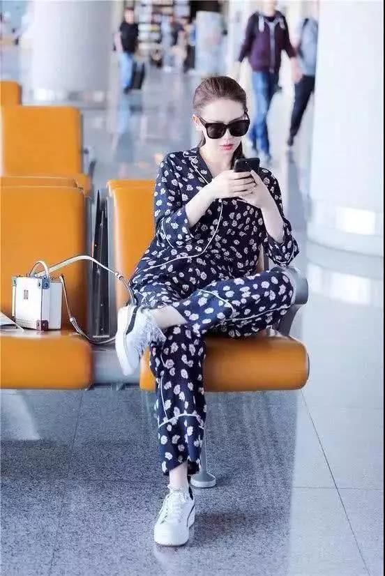 女星“睡衣出行风”：戚薇吴昕有点可爱，不得不说最有气质还是她